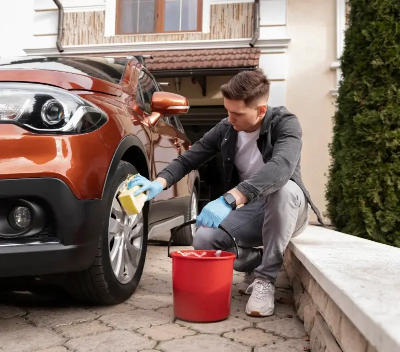 Lavage auto à domicile Prunay-Cassereau : professionnel intervenant sur un véhicule
